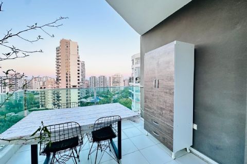 ÇİFTLİKKÖY'DE SİTE İÇİ YÜKSEK KAT GENİŞ BALKONLU EŞYALI 1+1