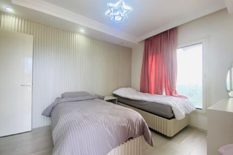 KARİZMA'DAN EBEVEYN BANYOLU HAVUZLU  LÜKS 4+1 DAİRE 
