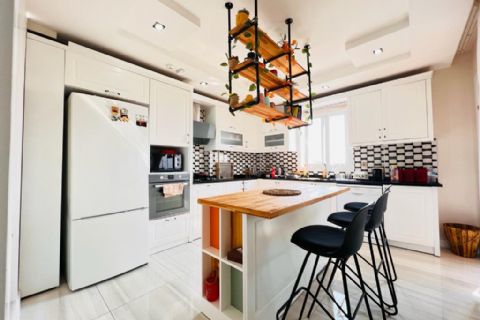 KARİZMA'DAN ESKİ MEZİTLİDE HAVUZLU TARZ 3+1 DAİRE