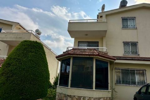 KARİZMA'DAN HAVUZLU VİLLA SİTE İÇİNDE 4+1 TRİPLEKS