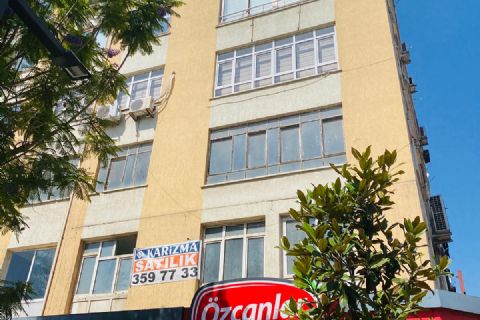 KARİZMA'DAN İSTİKLAL CADDESİNE CEPHELİ MERKEZİ KONUMDA 2+1 OFİS