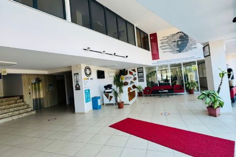 KARİZMA'DAN MERSİNİN MERKEZİNDE KİRACILI OKUL