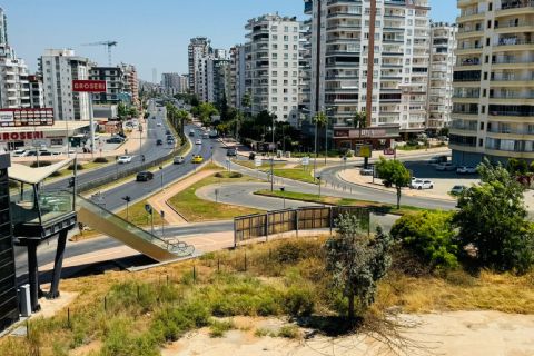 KARİZMA'DAN MERSİNİN MERKEZİNDE KİRACILI OKUL