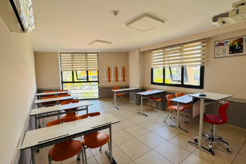 KARİZMA'DAN MERSİNİN MERKEZİNDE KİRACILI OKUL