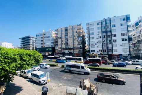 KARİZMA'DAN POZCUNUN GÖBEĞİNDE TABELA DEĞERİ YÜKSEK OFİS