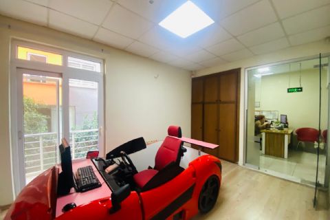 KARİZMA'DAN POZCUNUN GÖBEĞİNDE TABELA DEĞERİ YÜKSEK OFİS