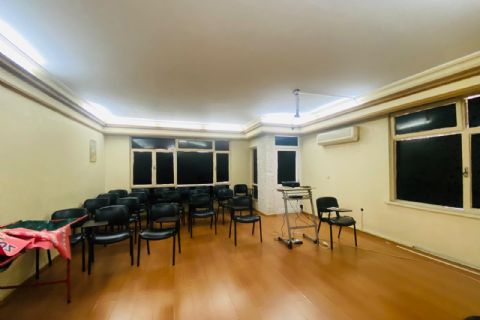 KARİZMA'DAN POZCUNUN GÖBEĞİNDE TABELA DEĞERİ YÜKSEK OFİS