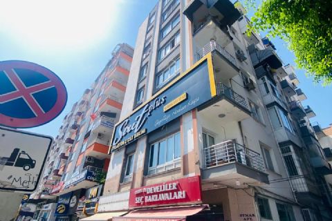 KARİZMA'DAN POZCUNUN GÖBEĞİNDE TABELA DEĞERİ YÜKSEK OFİS