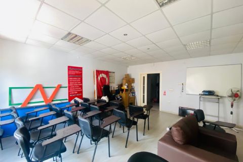 KARİZMA'DAN POZCUNUN GÖBEĞİNDE TABELA DEĞERİ YÜKSEK OFİS