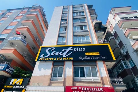 KARİZMA'DAN POZCUNUN GÖBEĞİNDE TABELA DEĞERİ YÜKSEK OFİS