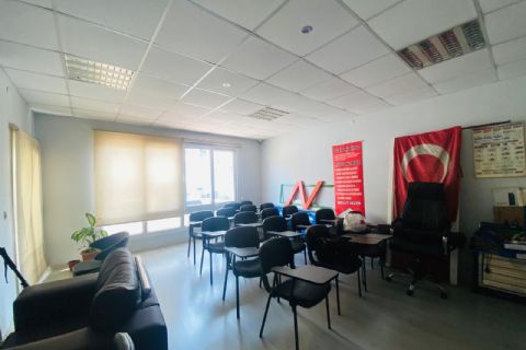 KARİZMA'DAN POZCUNUN GÖBEĞİNDE TABELA DEĞERİ YÜKSEK OFİS