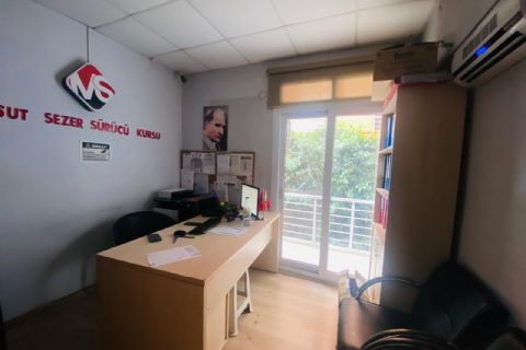 KARİZMA'DAN POZCUNUN GÖBEĞİNDE TABELA DEĞERİ YÜKSEK OFİS