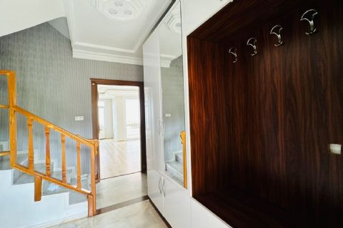 KARİZMA'DAN SİTE İÇERİSİNDE HAVUZLU GENİŞ TERASLI TRİPLEKS VİLLA