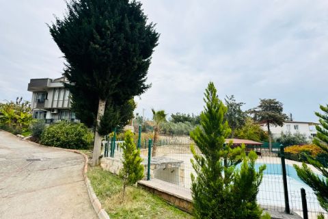 KARİZMA'DAN SİTE İÇERİSİNDE HAVUZLU GENİŞ TERASLI TRİPLEKS VİLLA