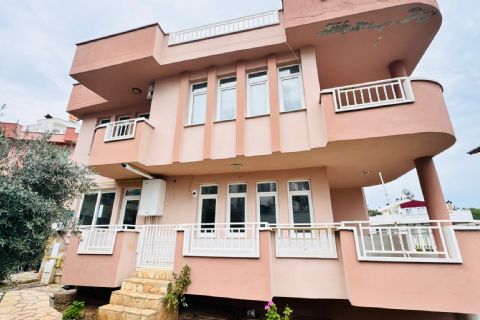 KARİZMA'DAN SİTE İÇERİSİNDE HAVUZLU GENİŞ TERASLI TRİPLEKS VİLLA