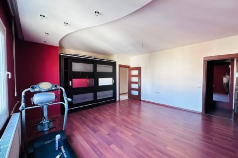 KARİZMA'DAN SİTE İÇİ DENİZ MANZARALI GENİŞ OTURUM HAVUZLU 4+1