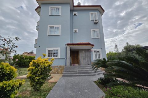 Kuyuluk'ta 2.500m² İmarlı Arsa İçinde Lüks Tripleks Villa