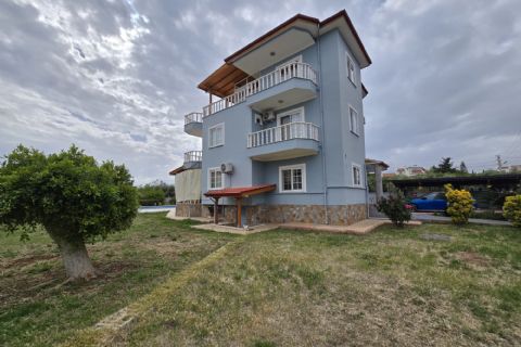 Kuyuluk'ta 2.500m² İmarlı Arsa İçinde Lüks Tripleks Villa