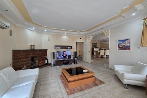 Kuyuluk'ta 2.500m² İmarlı Arsa İçinde Lüks Tripleks Villa