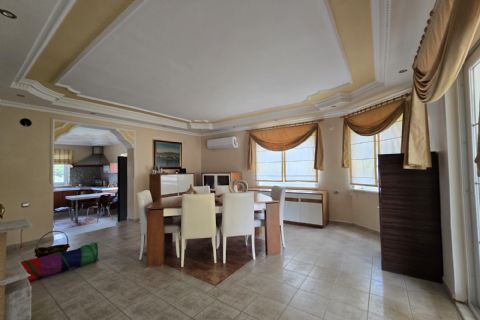 Kuyuluk'ta 2.500m² İmarlı Arsa İçinde Lüks Tripleks Villa