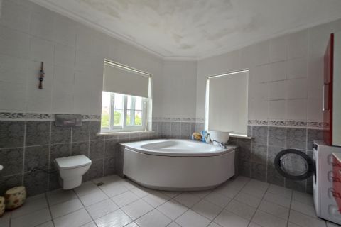 Kuyuluk'ta 2.500m² İmarlı Arsa İçinde Lüks Tripleks Villa