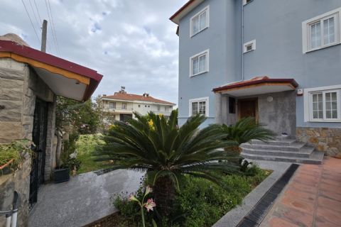 Kuyuluk'ta 2.500m² İmarlı Arsa İçinde Lüks Tripleks Villa