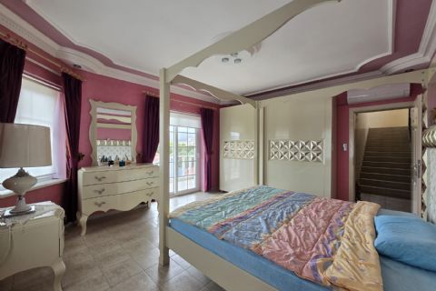 Kuyuluk'ta 2.500m² İmarlı Arsa İçinde Lüks Tripleks Villa