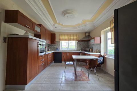 Kuyuluk'ta 2.500m² İmarlı Arsa İçinde Lüks Tripleks Villa