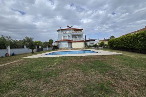 Kuyuluk'ta 2.500m² İmarlı Arsa İçinde Lüks Tripleks Villa