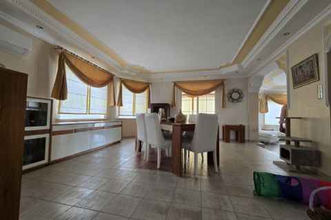 Kuyuluk'ta 2.500m² İmarlı Arsa İçinde Lüks Tripleks Villa