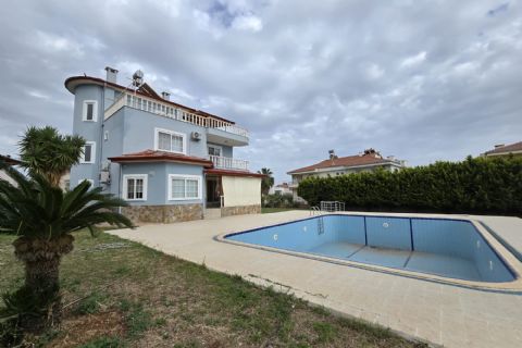 Kuyuluk'ta 2.500m² İmarlı Arsa İçinde Lüks Tripleks Villa