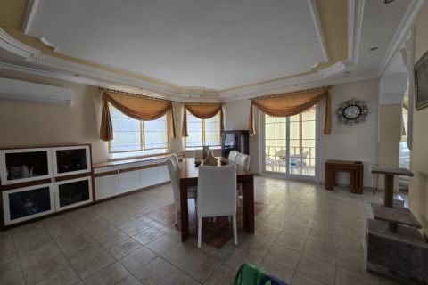 Kuyuluk'ta 2.500m² İmarlı Arsa İçinde Lüks Tripleks Villa