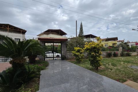 Kuyuluk'ta 2.500m² İmarlı Arsa İçinde Lüks Tripleks Villa