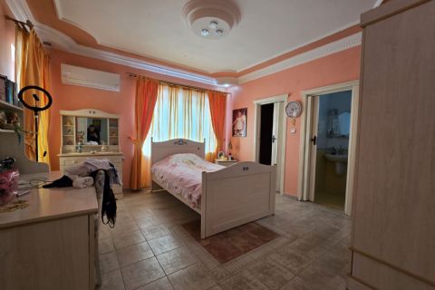Kuyuluk'ta 2.500m² İmarlı Arsa İçinde Lüks Tripleks Villa