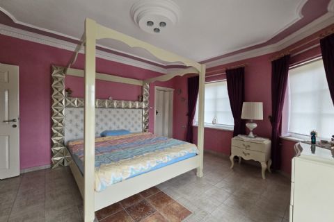 Kuyuluk'ta 2.500m² İmarlı Arsa İçinde Lüks Tripleks Villa