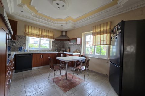 Kuyuluk'ta 2.500m² İmarlı Arsa İçinde Lüks Tripleks Villa