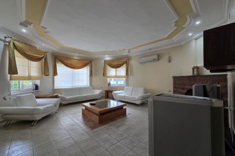 Kuyuluk'ta 2.500m² İmarlı Arsa İçinde Lüks Tripleks Villa