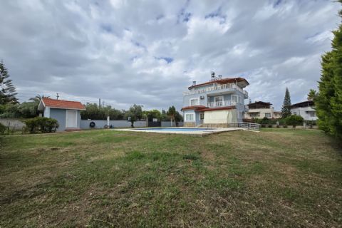 Kuyuluk'ta 2.500m² İmarlı Arsa İçinde Lüks Tripleks Villa