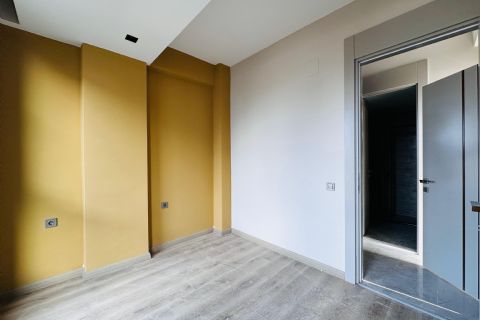 YENİŞEHİR'DE 50.YIL TEK BLOK YATAY MİMARİ MODERN  2+1