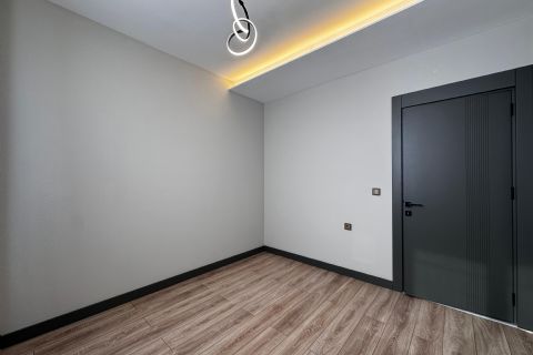 YENİŞEHİR'DE 50.YIL TEK BLOK YATAY MİMARİ MODERN  2+1